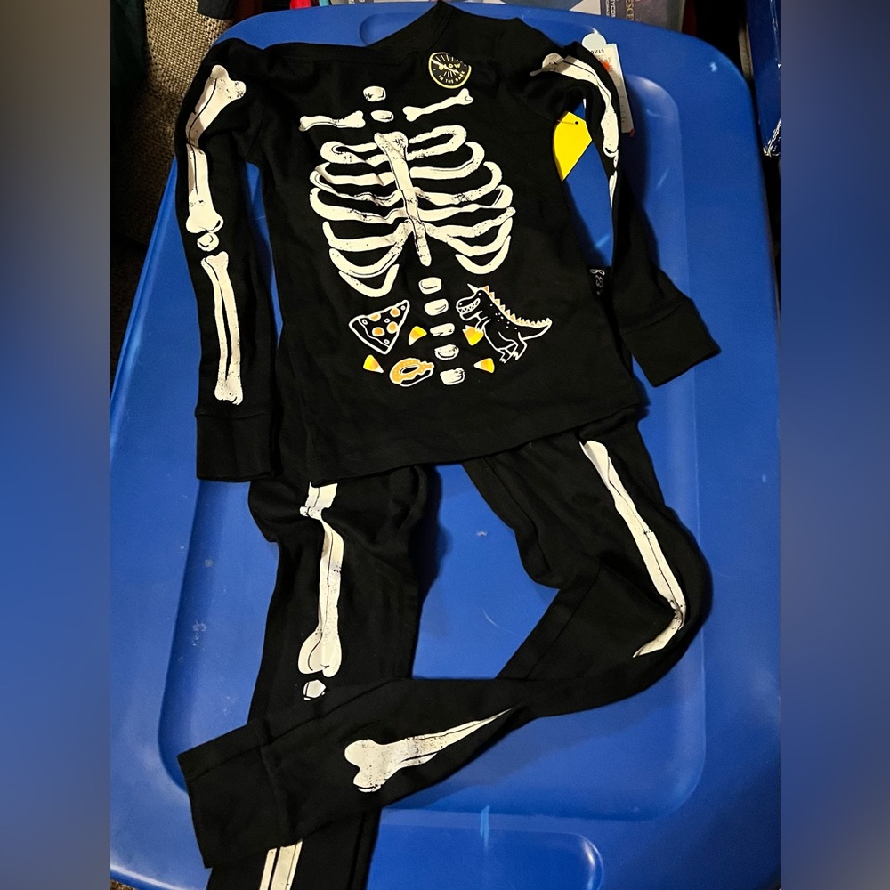 Cat and Jack 2 piece Skelton  size 6.  NWT